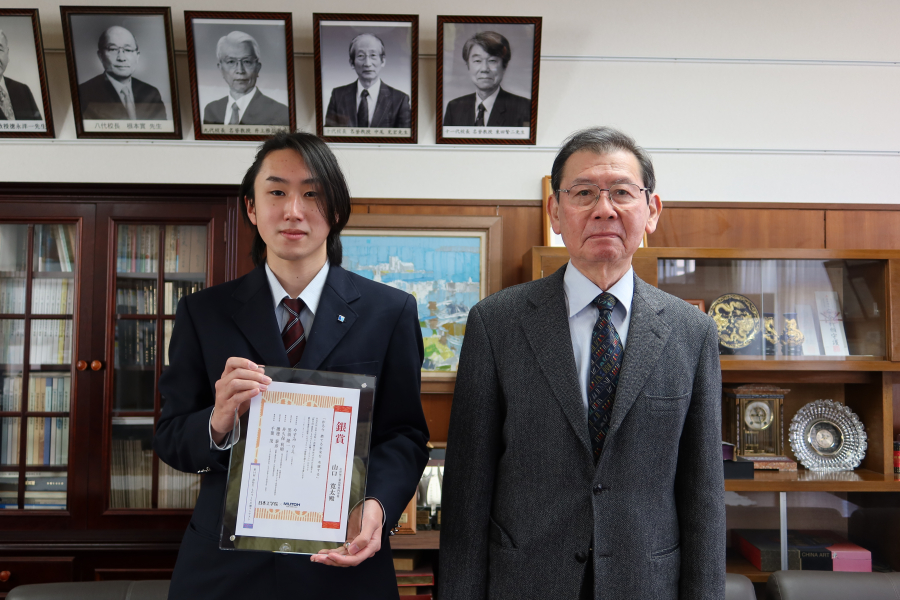 校長と学生の記念写真