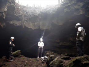 無人機による天然洞と人工洞の探査・測量